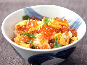 【雲丹いくらご飯】雲丹といくらが夢の共演。釜で炊き上げるそのお味をご賞味ください。ご希望の際は追加料金2合で2,200円（税込）。宿泊日1週間前までの完全予約制。※画像は盛り付けイメージ
