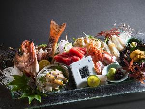 【御造りアップグレード】料理長お任せの内容にてご用意いたします。ご希望の際は追加料金1人前5,500円（税込）。宿泊日1週間前までの完全予約制。※画像は2人前イメージ。