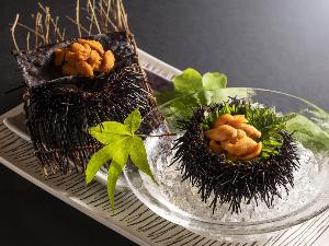 【殻付き雲丹食べ比べ】ウニのお刺身と焼きウニ、2種類を食べ比べ。ご希望の際は追加料金3,300円（税込）。宿泊日1週間前までの完全予約制。※6月中旬～8月上旬までの季節限定。※画像はイメージ
