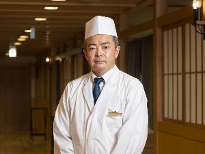【和食料理長】高井大樹・・・料理人歴20年以上のベテラン料理人。以前は海外のレストランでも腕を振るい、今までにない斬新な料理を生み出します。