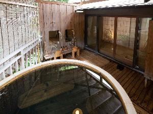 【風呂】離れ特別室「海南荘」の客室露天風呂（樽風呂）◆
