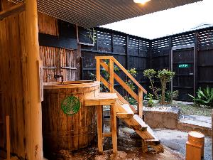 【お部屋】準特別室の温泉（樽風呂）◆