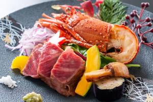 【黒毛和牛ステーキと伊勢海老グリル】柔らかくてジューシーな黒毛和牛と肉厚な伊勢海老の身を愉しむ一皿。