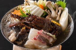 伊勢海老・真鯛・ウツボの魚介鍋】伊勢海老をメインに、食材の旨味がお出汁にぎゅっと凝縮された豪華鍋。