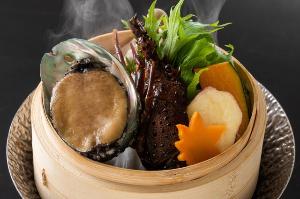 【蒸篭蒸し】旬の伊勢海老とコリコリ食感がたのしい鮑を使用した贅沢な蒸篭蒸し。旬の秋野菜とともに堪能。