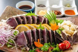 【鰹のタタキ味比べ】高知といえばやっぱり鰹のタタキでしょっ！秋の戻りガツオは脂がのって、最高に旨い