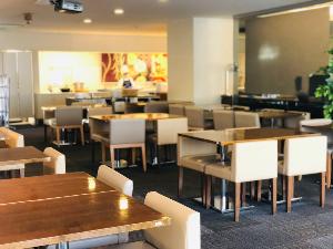 朝食レストラン会場（1F：テラス席含め78席ございます。テラス席は季節限定）
