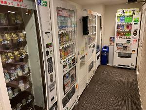 自販機コーナー（4F・9F・14F）電子レンジ、製氷機のご準備もございます。