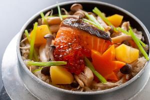 【秋鮭イクラ御飯】艶々に炊きあがったご飯に、栗の香りが食欲をそそる♪彩り鮮やかな秋にぴったりの釜飯。