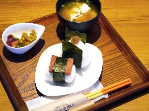 【朝食】おむすび・お味噌汁・お漬物のシンプルな朝ごはん