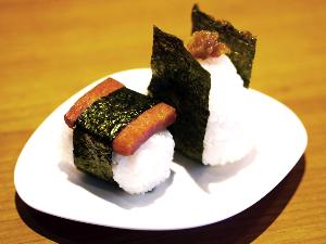 【朝食】スタッフがその場で握るおむすびを提供しています。
