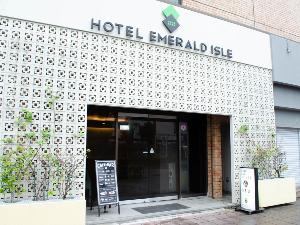 【エントランス】白い壁にエメラルドの緑のロゴが目印です。