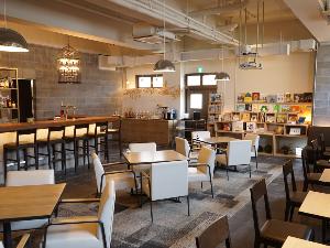 【カフェ＆バー】お昼はカフェ、18時30分〜はバーとしてご利用いただけます。