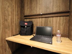 【ドミトリー】折り畳みのテーブルがあるのでお仕事の作業も可能です！