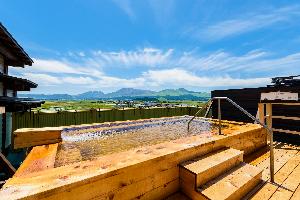 嶽湯空拝ー檜の露天風呂：眼下の阿蘇、無限の空を見渡して開放感に浸る。