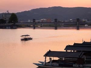 ■周辺風景■日が沈み…川に映る夕焼けが街を茜色に染め上げます