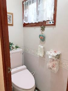 ■館内トイレ■<BR> 館内のトイレ。男性用・女性用共に有り、それぞれに洗浄機能付トイレ完備しております。主にバス・トイレなし又は共用タイプのお部屋をご利用の方の為のものです。