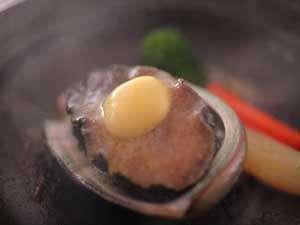 １番人気の別注料理　『活鮑踊り焼き』