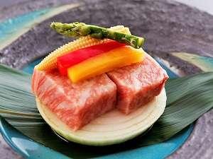 見てください！この霜降り肉っ・・・もうっ♪とろけて感動！飛騨牛ロース陶板焼。