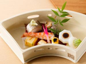 四季を味わう創作料理：八寸一例（板長渾身のお料理は、日、週、又は月により異なります）