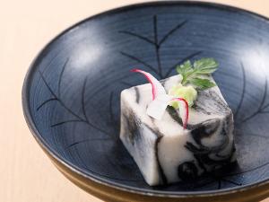 先付一例（板長渾身のお料理は、日、週、又は月により異なります）