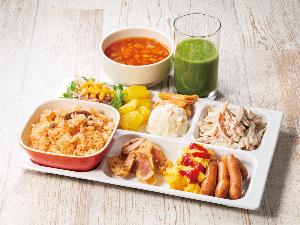 【忙しい朝に健康サポート】食物繊維たっぷりのごぼうサラダとごくごく飲めるスムージーがおすすめです。（メニューは時期によって異なる場合があります）