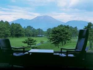 全客室パノラマウインドー　雄大な浅間山や軽井沢の美しい自然が広がる