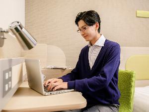 ×【客室】PCを広げても余裕のある広々デスクスペース<BR>