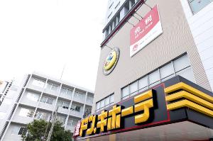 1階はドンキホーテ直営のフードコートもあり食事にも便利。