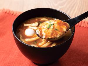 ×【豊橋風カレーうどん】器の底からごはん、とろろ、カレーうどんの順に入れてうずらの卵をトッピング！うどんの下にとろろが入っているところがポイントです！