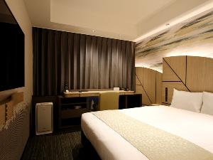 【ダブルB】博多曲物を技法を用いた、暖かみのある木目調のお部屋です。お部屋の広さは 16平米、ベッド幅は160cmとなっております。ダブルは2タイプあります。ご希望の際は、チェックイン時にお申し付けください。