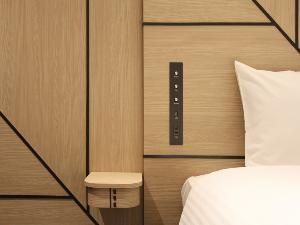 【ダブルB】ベッド脇には博多曲物を使用したサイドデスクをご用意。枕元には、USB、コンセントを設置しております。