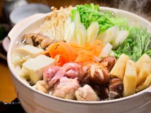 【水炊き】博多を代表する郷土料理「水炊き」です。当ホテル徒歩圏内にも、全国屈指の名店として、芸能人も足繁く通う「いろは」、地元でも人気「濱田や」などがあります（写真提供：福岡市）