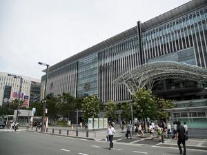 【博多駅】九州の交通の要所。総合商業施設も併設する、九州最大の駅です。グルメ、ファッションなどすべてが揃い、周辺にビジネス街となっています。ホテルからは地下鉄で約2分（写真提供：福岡市）