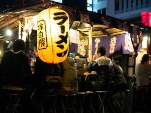 【屋台街】当ホテルから徒歩7分ほどで、那珂川沿いに面した屋台地区まで行くことができます。福岡に来たらぜひ一度、足を運んでみてください（写真提供：福岡市）