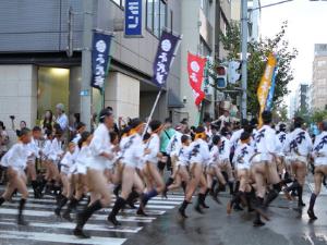 【博多祇園山笠】当ホテルは、山笠の最終日「追い山」のコース沿いに面しております。畳ツインのお部屋からは直接迫力の光景をお楽しみいただけます（写真提供：福岡市）