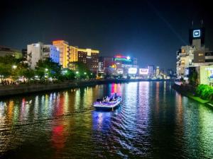 【中洲地区】西日本最大級の夜の歓楽街「中洲」。全国的にも有名なグルメの名店も数多く揃います（写真提供：福岡市）