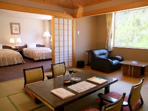 【寛ぎの間・和洋室タイプ】大人数でもゆったりとお寛ぎいただけます