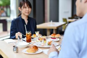 天井が高く、開放的な雰囲気の中、テーブル配置を変更し席間隔を確保した店内で、和・洋のブレックファストセットをお召し上がりいただけます。