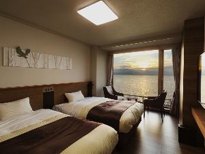 【湖＆夕日側】デラックスツイン／晴れた日はサロマ湖に沈む夕日をお愉しみいただけます（イメージ）