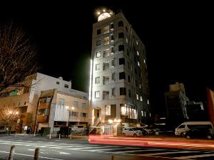 緑でも白でもない かといって黄緑ほどじゃない グリーンホワイトな建物がエリアワン延岡です。