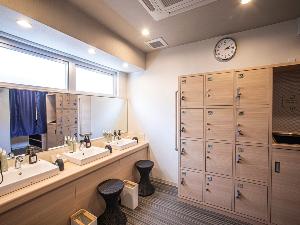 【大浴場（脱衣場）】大浴場にはタオルのご用意がございません。お部屋の中よりお持ちください。