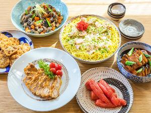 【朝食】焼きラーメンや水炊き、明太子などの博多の郷土料理を中心に、チキン南蛮、角煮など、九州の名物料理、約70種をご用意。