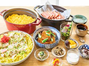 【朝食】焼きラーメンや水炊き、明太子などの博多の郷土料理を中心に、チキン南蛮、角煮など、九州の名物料理、約70種をご用意