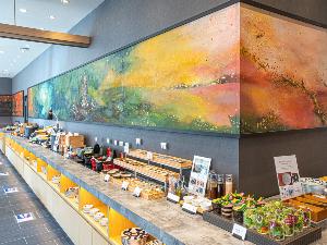 【朝食】大皿料理、小鉢料理のビュッフェスタイルでのご提供となります。