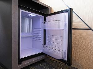 【冷蔵庫】空の冷蔵庫がお部屋内にございます。