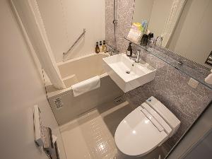 【ユニットバス】ダブルルームは全部屋、バス・トイレ一体型のユニットバスとなります。
