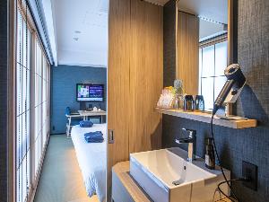 【畳ツイン】畳ツインのお部屋には専用の洗面スペースがございます。引き戸を使って、洗面エリアとベッドルームを仕切ることが可能です。
