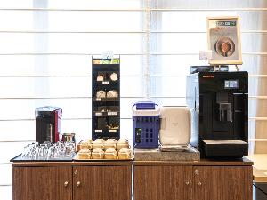 【ウエルカムドリンク】1階ロビーにウエルカムドリンクをご用意しております。ご利用時間は、14時から20時、翌朝 6時から10時までとなっております。お部屋内への持ち込みも可能です。