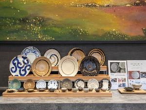 【陶磁器の器】朝食の器として、九州の伝統「陶磁器」のお皿を使用しております。波佐見焼、有田焼、小石原焼きの器となります。料理を味だけでなくぜひ目でもお楽しみください。
